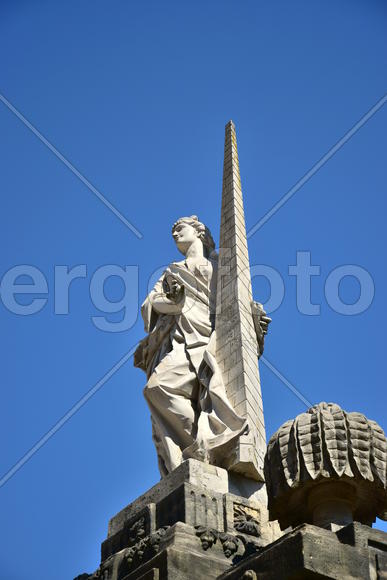 Германия - город Бамберг. Скульптура женщины 