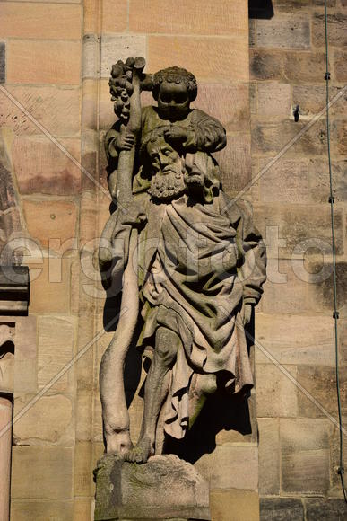 Германия - город Нюрнберг. Скульптуры на фасаде здания 