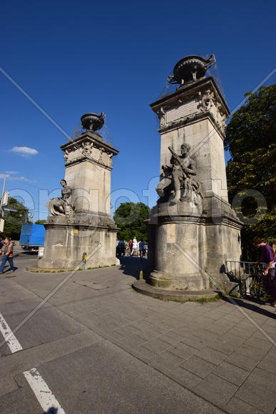 Германия. Мюнхен. Древная колонна и скульптура