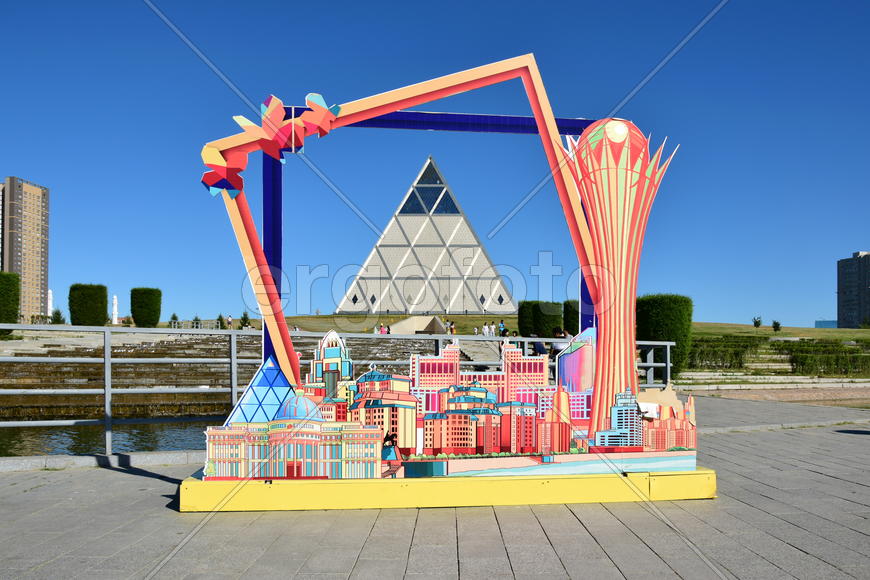 Астана - архитектурное строение в виде пирамиды. Казахстан 