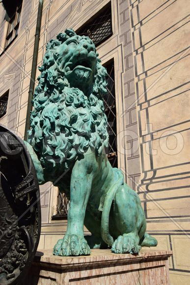 Германия. Мюнхен. Скульптура льва с щитом 