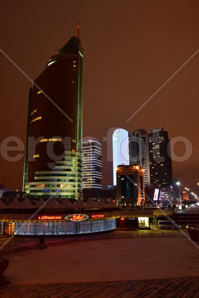 Астана. Современная архитектура города ночью 