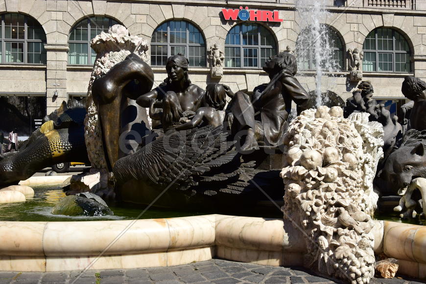 Германия - город Нюрнберг. Фонтан со скульптурами 