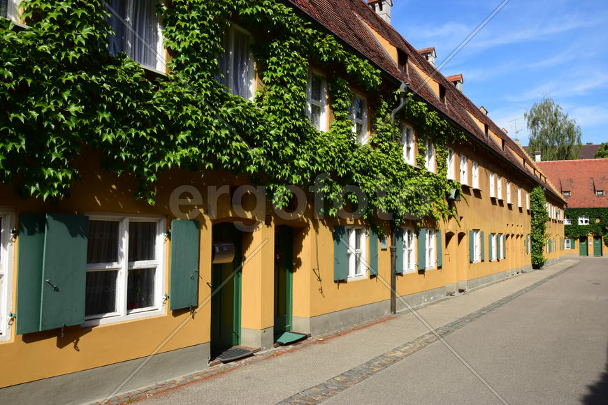 Аугсбург - ФУГГЕРАЙ, небольшие дома обвитые плющом 