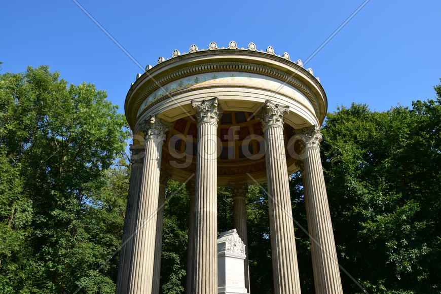 Беседка на территории дворах "Нимфенбург". Германия