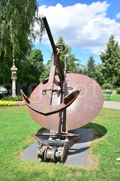 Германия - город Бамберг. Железный памятник в виде якоря 