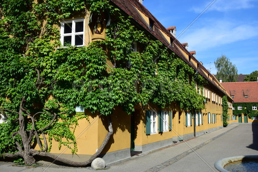 Аугсбург - ФУГГЕРАЙ, небольшие дома обвитые плющом 
