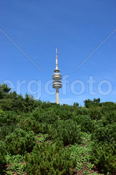 Германия, Мюнхен. Современная архитектура. Высокая башня со шпилем 