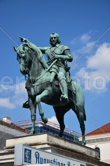 Германия. Мюнхен. Статуя мужчины на коне 