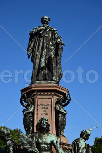 Германия. Мюнхен. Скульптура мужчины 