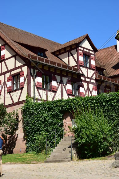 Германия, Нюрнберг - Имперская крепость, старинные жилые дома в плюще 