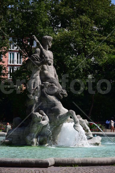 Германия. Мюнхен. Фонтан со скульптурами 