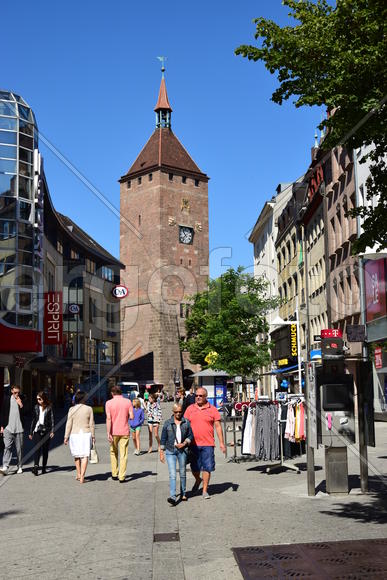 Германия - город Нюрнберг. Старинная башня с часами 