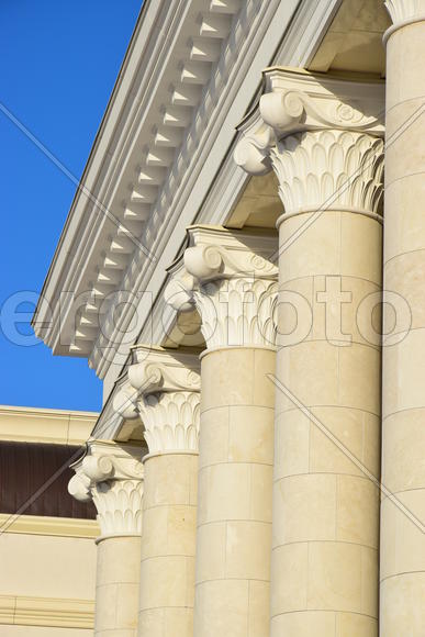 Украшения на фасаде здания 