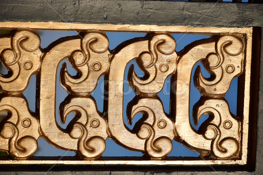 Золотисто - черные, кованные ограды 