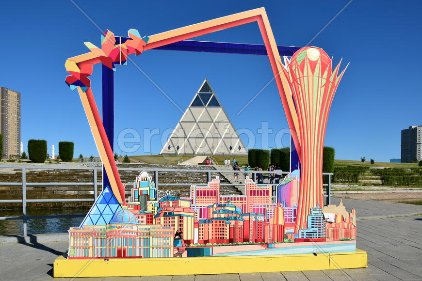 Астана - архитектурное строение в виде пирамиды. Казахстан 