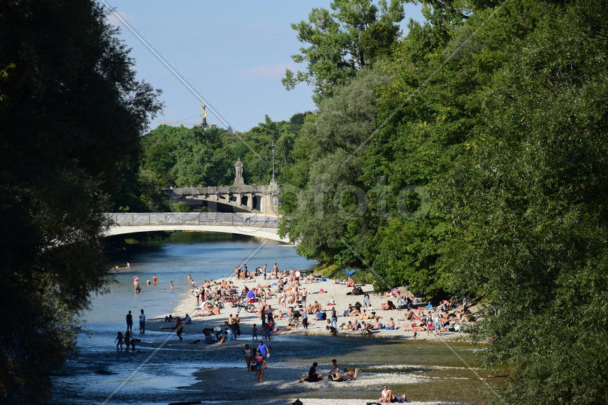 Германия. Мюнхен. Пляж на берегу реки 