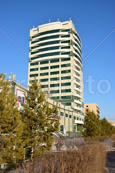 Астана, многоэтажные жилые дома летом 