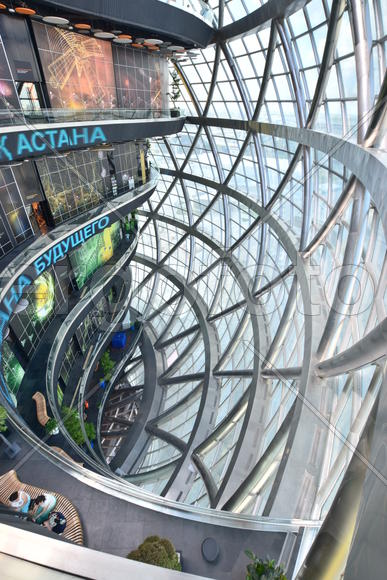 Интерьер стеклянной сферы "Нур-Алем". Казахстан