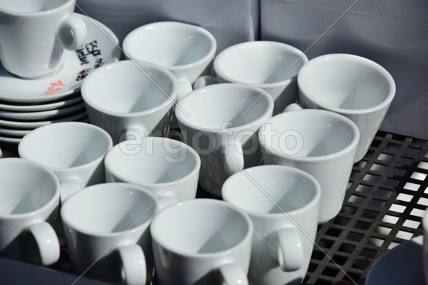 Натюрморт с белыми чашками 