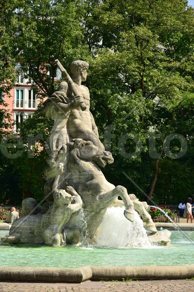 Германия. Мюнхен. Фонтан со скульптурами 