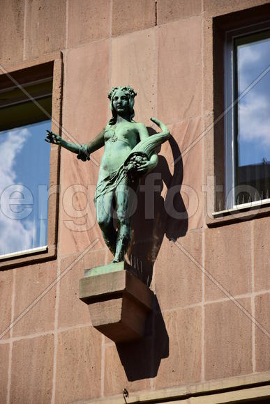 Германия - город Нюрнберг. Скульптуры на фасаде здания 