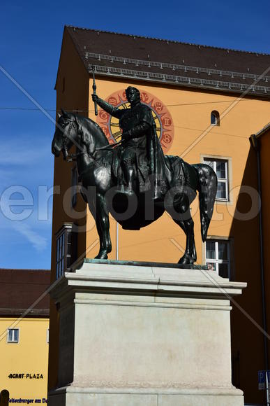 Германия. Город Регенсбург. Скульптура мужчины на коне 