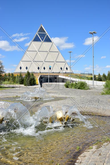 Астана - стеклянная пирамида. Казахстан