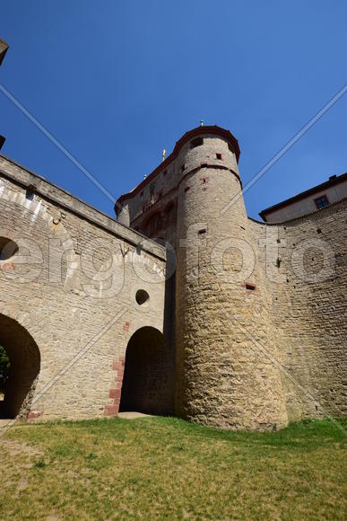 Германия - Город Вюрцбург, древние  башни замка 