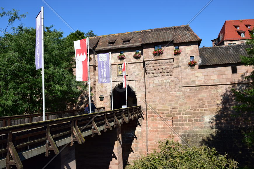 Германия - город Нюрнберг. Фасад крепости с башннями 