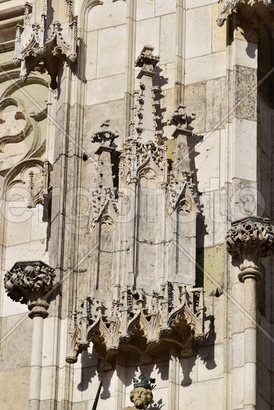 Германия - город Регенсбург. Скульптуры и украшения на фасаде здания 