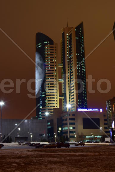 Астана. Современная архитектура города ночью 