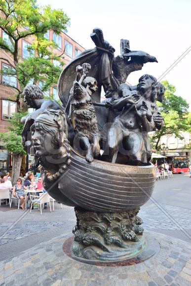 Германия - город Нюрнберг. Скульптура лодки с людьми 