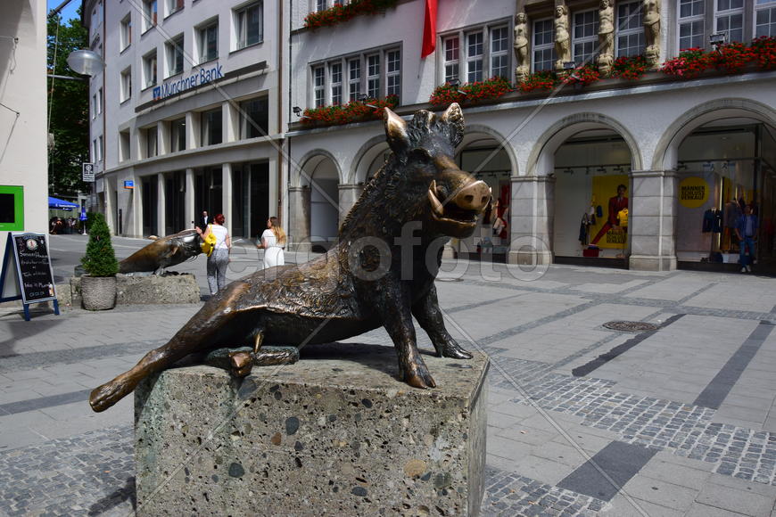 Германия. Мюнхен. Памятник кабану 