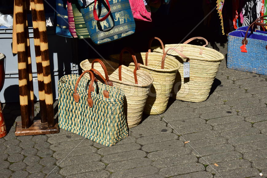 Плетеные корзины на продажу в лавке 