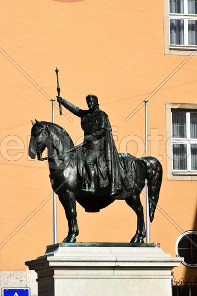 Германия. Город Регенсбург. Скульптура мужчины на коне 