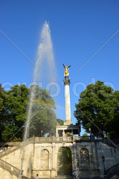 Германия. Мюнхен. Золотая скульптура  на постаменте в парке 