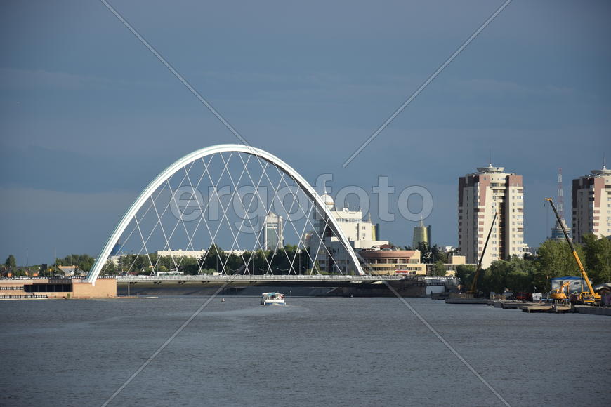 Астана. Современный мост через реку 