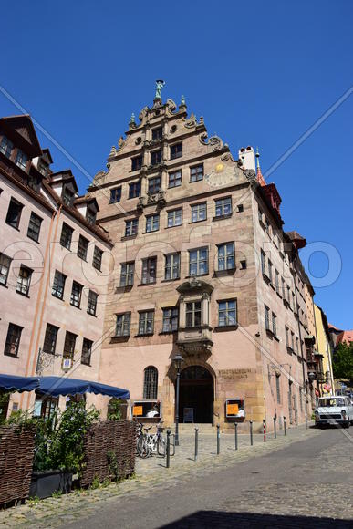 Германия - город Нюрнберг. Фасад старинного здания 