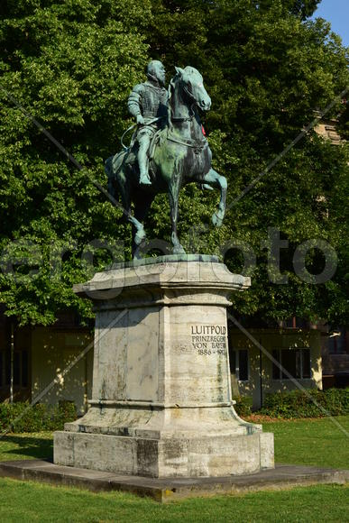Германия - город Бамберг. Скульптура мужчины на коне 