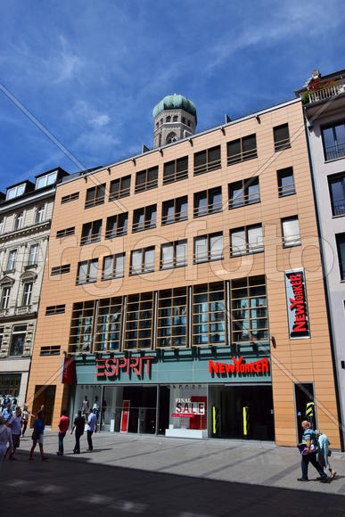 Германия. Мюнхен. Фасад современного здания 