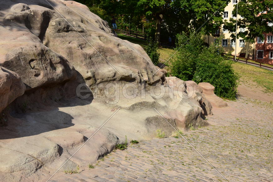 Каменная гора на улице города 