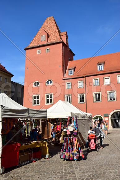 Германия - город Регенсбург. Башня старинного здания 