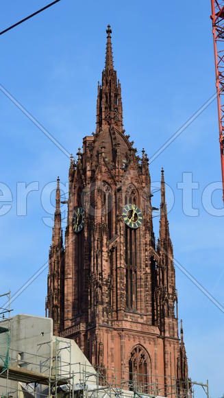 Германия, Франкфурт-на-Майне. Старинное здание с часами 