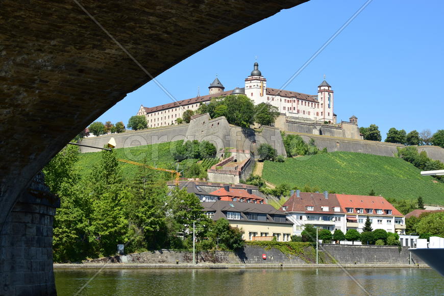 Германия - город Вюрцбург, замок Мариенберг панорамный вид с реки 
