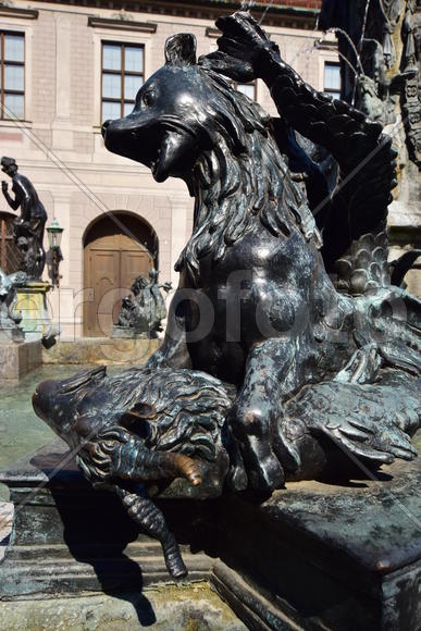 Германия. Мюнхен. Скульптура медведя 