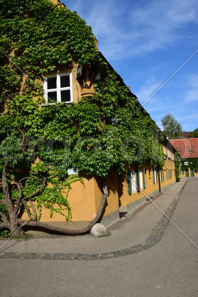 Аугсбург - Фуггерай, небольшие дома обвитые плющом 