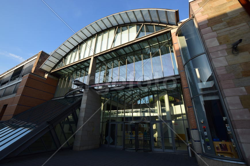 Германия - город Нюрнберг. Современное здание 