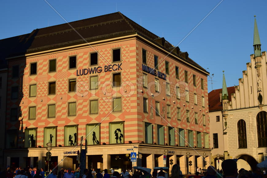 Германия. Мюнхен. Фасад современного здания 