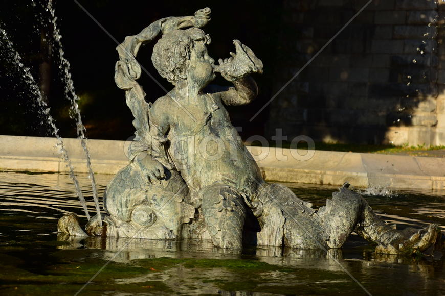 Германия. Мюнхен. Скульптура ребенка 